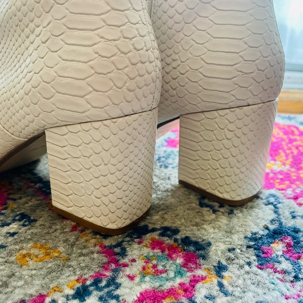 LOFT Cream Alligator Embossed Ankle Boots 8.5 - WORN ONCE.